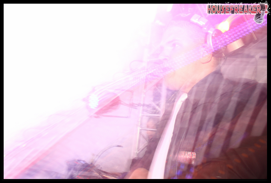 889x601 pixels (395K)